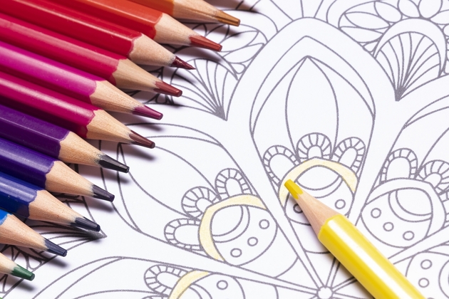 Антистресс раскраски: почему взрослые возвращаются к детству, чтобы справиться с тревогой?